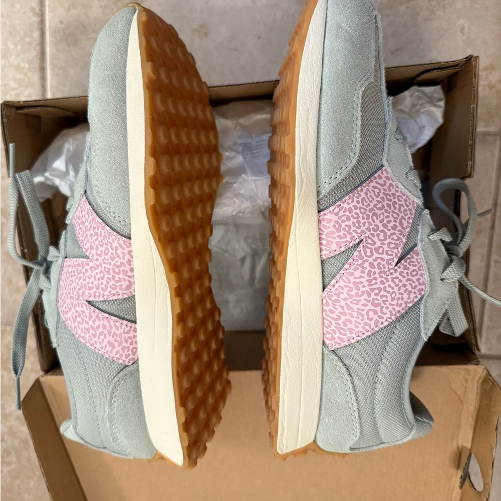 New Balance 327 | Big Kids 7 | EU 40 | Women’s 9 | Greyish Green & Pink
